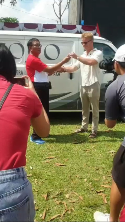 Acara penyerahan bantuan CSR dri Coco Development Group berupa Mobil Emergency Desa, dan Mesin pengolahan sampah plastik menjadi BBM, kpd Ds Cepaka Yayasan Putra Jaya